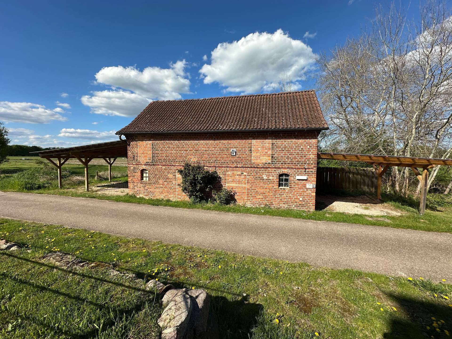 Historisches Fachwerkhaus in erster Reihe direkt am Deich in Klein-Wootz 