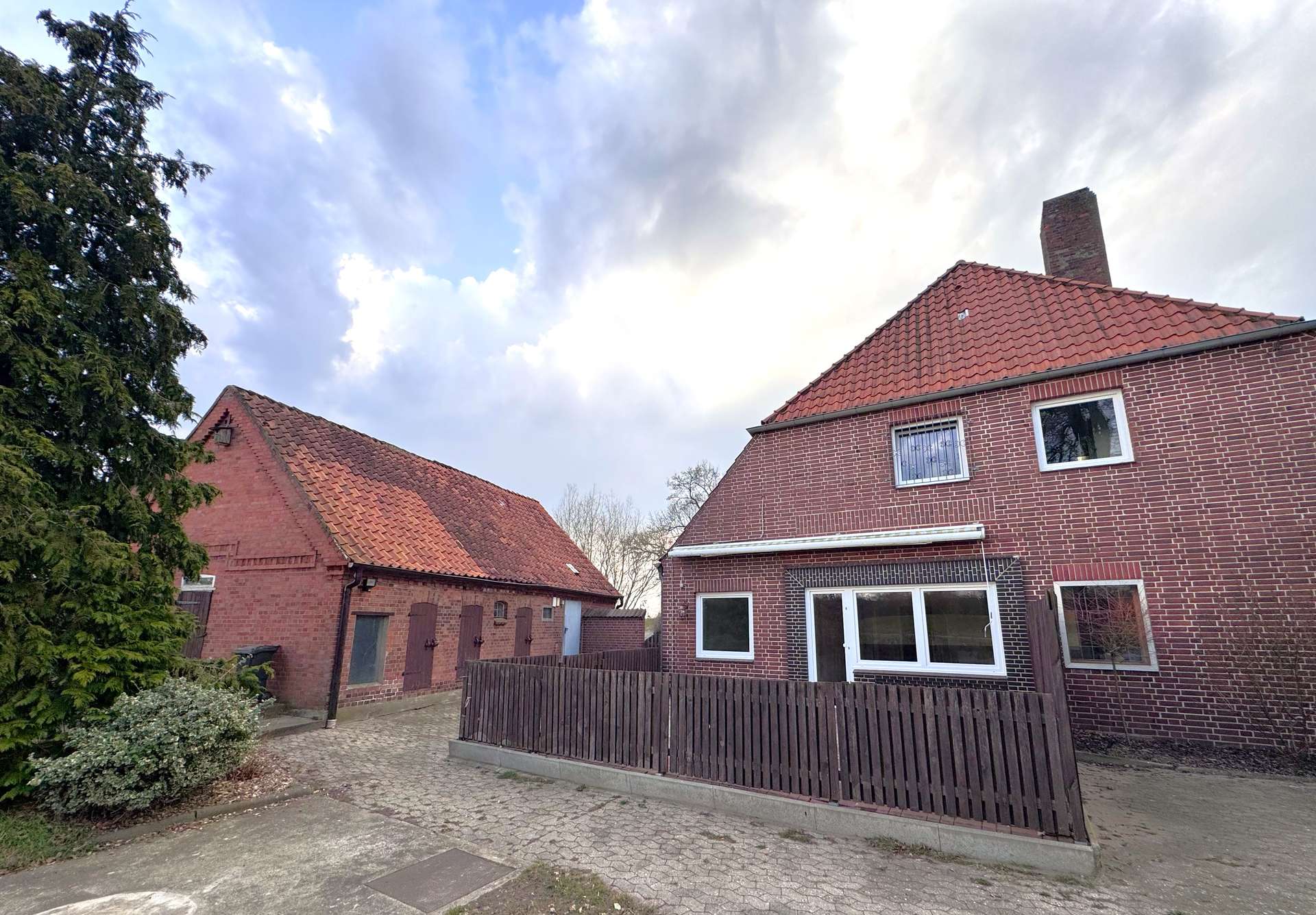Wohnen wo andere Urlaub machen - Attraktives Zweifamilienhaus in direkter Deichlage an der Elbe in Bleckede