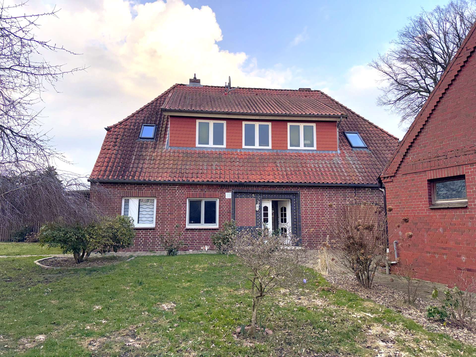 Wohnen wo andere Urlaub machen - Attraktives Zweifamilienhaus in direkter Deichlage an der Elbe in Bleckede